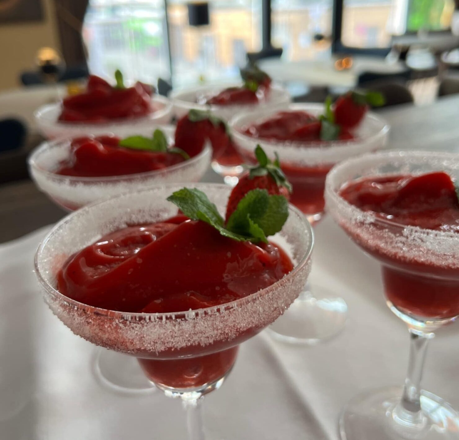 Desserter står på et bord